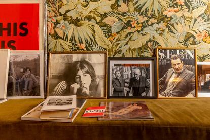 En un rincón de su cocina, Bella Freud tiene expuestas varias fotos de su padre, el pintor Lucian Freud, y de amigos famosos del artista, como Francis Bacon. 