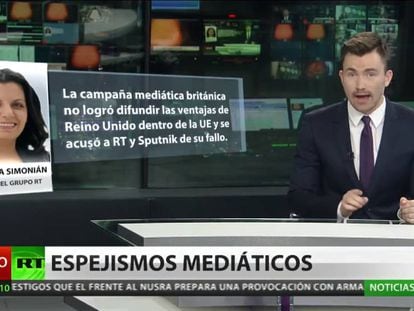El periodista Semión Sénderov durante un noticiero del canal en español RT.