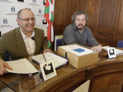 El alcalde donostiarra, Juan Karlos Izagirre, junto al responsable de Hacienda del consistorio, durante la presentaci&oacute;n de los presupuestos de 2015.