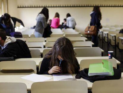 Estudiantes en uno de los centros afectados por la huelga.