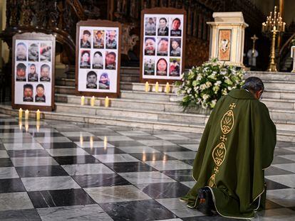 El arzobispo de Lima Carlos Castillo se arrodilla en la misa oficial por los muertos durante las manifestaciones de la semana pasada contra la Presidenta Dina Boularte, en la catedral de Lima, ayer domingo 15 de enero.