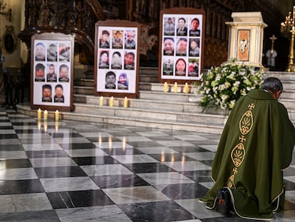 El arzobispo de Lima Carlos Castillo se arrodilla en la misa oficial por los muertos durante las manifestaciones de la semana pasada contra la Presidenta Dina Boularte, en la catedral de Lima, ayer domingo 15 de enero.