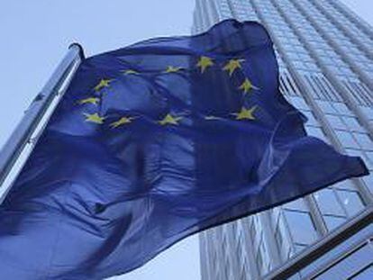 Una bandera de la Unión Europea ondea ante el edificio central del BCE en Fráncfort.