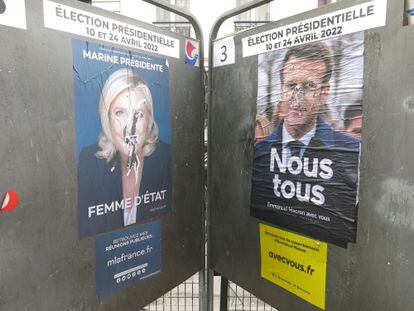 Dos carteles electorales de Emmanuel Macron y Marine Le Pen se "enfrentan" también en las calles de París.