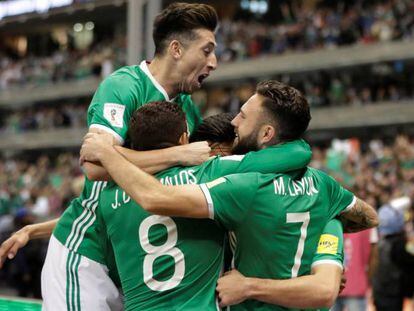 El equipo mexicano durante el partido frente a Costa Rica