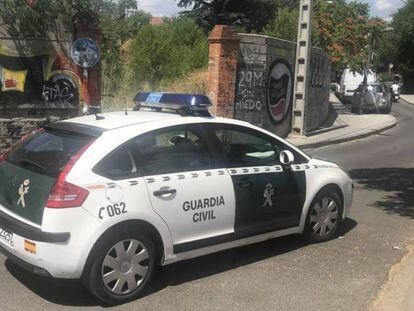 Un coche de la Guardia Civil, en Collado Villalba, en una imagen de archivo. En vídeo, declaraciones del alcalde de Gines, Romualdo Garrido.