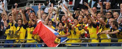 Los jugadores del Arsenal festejan el título de la FA Cup.