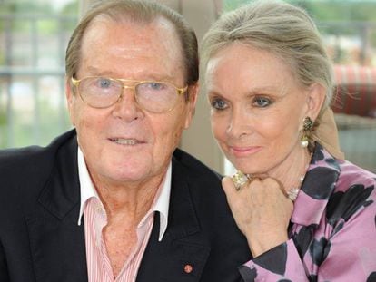 Roger Moore y su esposa Kristina Tholstrup.