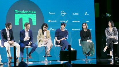 Desde la izquierda: Ferrán García Rigay, director de Data y CRM de Iberia; Enrique Manso, socio responsable de IA en España de EY; Ángeles González Sinde, directora de cine; Sonia Contera, física y nanotecnóloga, y directora asociada del departamento de física de la Universidad de Oxford; Sara Degli-Espositi, investigadora del CSIC; y Elena Gil Lizasoain, directora de Inteligencia Artificial y 'Big Data' en Telefónica Tech.