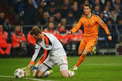 Ronaldo observa como el portero del Schalke 04 detiene el balón