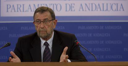 Manuel Gracia después de la reunión con los portavoces de los tres partidos con representación en la Cámara.
