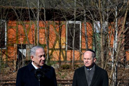 El primer ministro israelí Benjamin Netanyahu y el canciller alemán Olaf Scholz asisten a un acto conmemorativo de la deportación de judíos durante la Segunda Guerra Mundial, este jueves en Berlín.