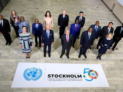 En primera fila, desde la izquierda, la princesa Victoria de Suecia; su padre, el rey Carlos Gustavo; y el secretario general de la ONU, António Guterres, este jueves junto con otros asistentes a la cumbre Estocolmo+50 en la capital sueca.
