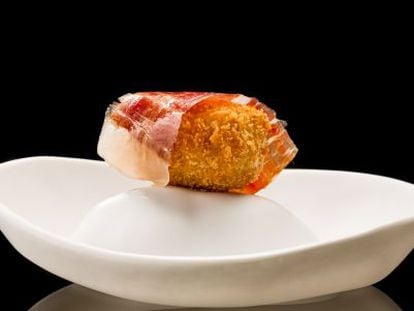 &#039;Croquenigi&#039;, croqueta de jam&oacute;n servida como pieza de sushi. 