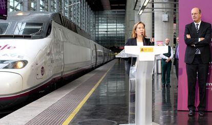 La ministra de Fomento, Ana Pastor, junto al presidente de Renfe, Pablo V&aacute;zquez, durante un acto relacionado con el servicio ferroviario de alta velocidad.