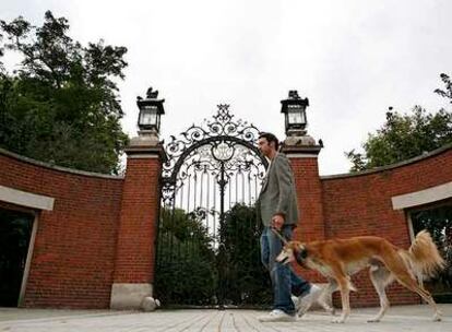 Entrada a Holland Park, uno de los espacios verdes de Londres en cuyas cercanías se encuentra el Museo Leighton.