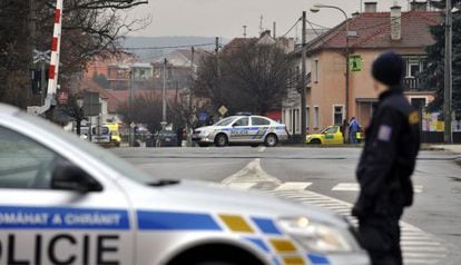 Un policia prop del restaurant on un home ha matat vuit persones a Uhersky Brod (República Txeca).