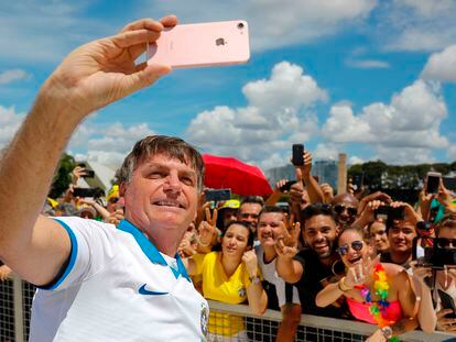 Bolsonaro se toma una fotografía con sus seguidores este 15 de marzo. 