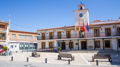 Fachada del Ayuntamiento de Perales de Tajuña.