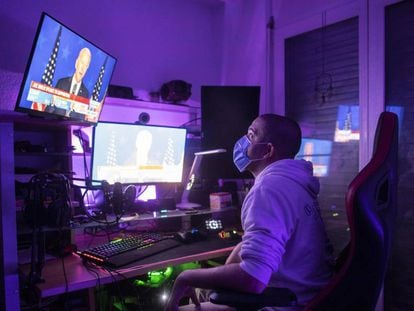 Un hombre observa el discurso de Joe Biden desde su ordenador durante la noche de las elecciones.