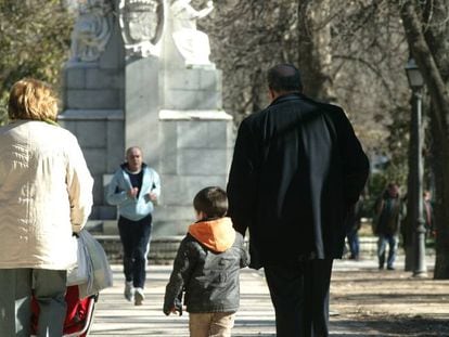 Unos abuelos pasean con sus nietos en el Parque del Retiro en Madrid.