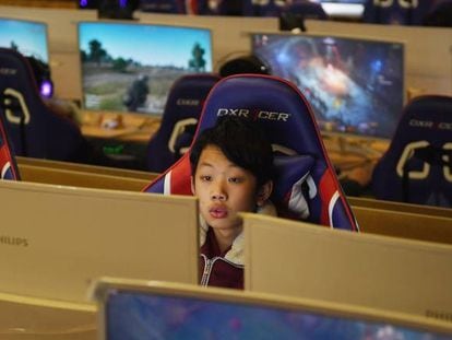Un niño juega a un videojuego en Shandong, al este de China.