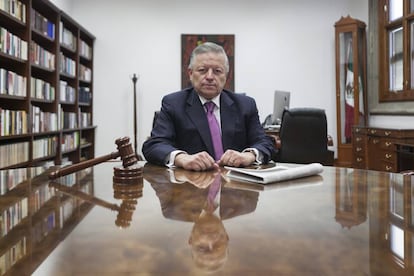 El ministro Arturo Zaldívar, en su despacho de la Suprema Corte.
