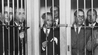 Lluís Companys, segundo por la izquierda, entre los dirigentes de la Generalitat de Cataluña encerrados en la cárcel Modelo de Madrid tras los sucesos del 6 de octubre de 1934.