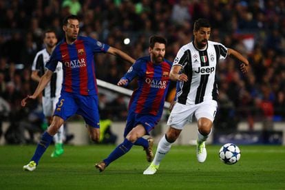 Messi y Sergio Busquets durante el partido ante la Juventus.