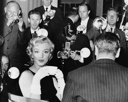 En cualquier aparición pública, la sensualidad y el encanto natural de Monroe la convertían en protagonista involuntaria. En esta imagen de 1956, la actriz acapara todas las miradas.