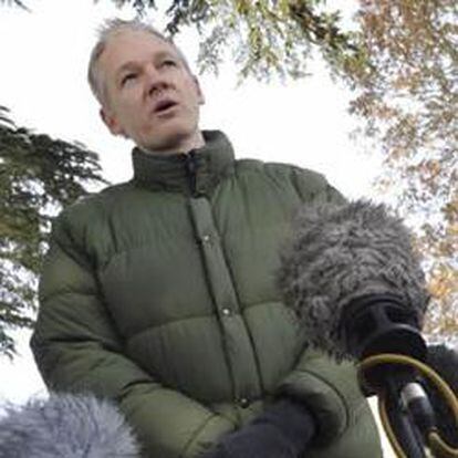 El fundador de WikiLeaks, Julian Assange, frente a la mansión de Suffolk donde cumple la libertad condicional