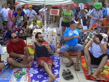 Trabajadores ataviados con enseres playeros en la protesta frente al hospital