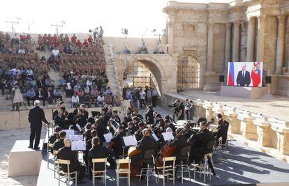 La Orquesta del Teatro Mariinsky de Rusia durante un concierto en el anfiteatro de Palmira (Siria). 