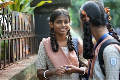 Maleesha Kharwa, de 15 años, modelo e 'influencer', habla con una compañera de clase a la salida de su escuela en Bombay (India), el 11 de septiembre de 2023.