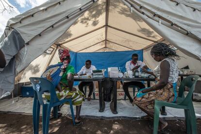 Atención sanitaria en el campo de personas refugiadas de Jhon Segredo, Mozambique, tras el ciclón Idai.