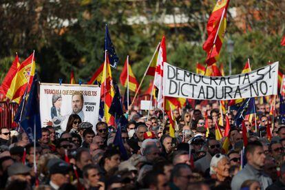 Cientos de simpatizantes asistían a la manifestación contra la amnistía en el templo de Debod de Madrid, este domingo. 