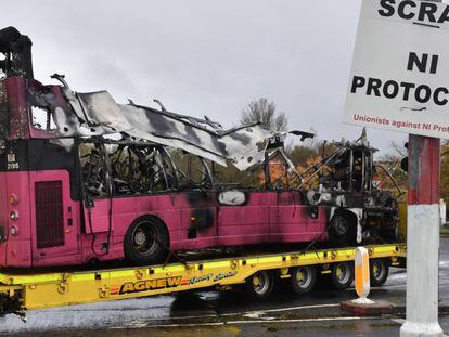 En la localidad norirlandesa de Newtownabbey, cuatro enmascarados obligaron a los pasajeros y al conductor de este autobús a bajarse. 