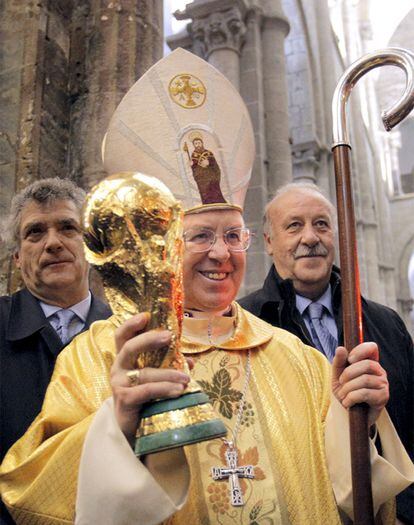El arzobispo de Santiago posa con la Copa junto a Del Bosque y Villar