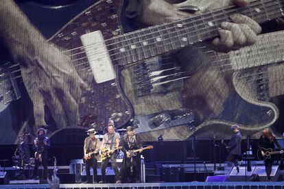 Experto artesano en el oficio de enardecer a las masas, a Springsteen le basta su música, tres enormes pantallas, un muro de guitarras que por momentos se armaba con seis hombres y algún que otro guiño facilón como un "¡Vamos, Madrid! Más alto", gritado en castellano.