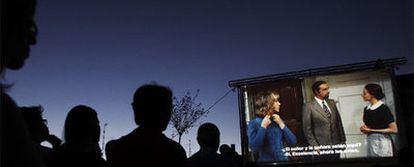 Espectadores visionan una película en el cine de verano instalado en la terraza de La Casa Encendida.