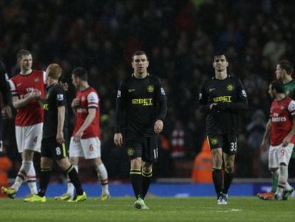 Los jugadores del Wigan, de negro, tras caer ante el Arsenal.