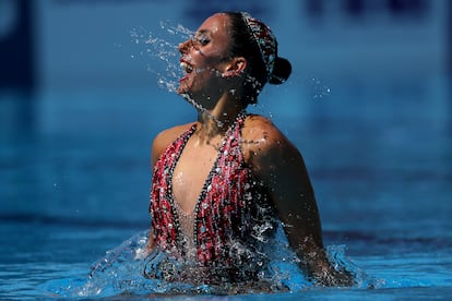 Vasiliki Alexandri, del equipo de Austria, compite en el Campeonato Mundial de Deportes Acuáticos de Budapest, Hungría, este viernes. 