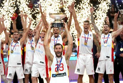 Los jugadores de España levantan el trofeo tras hacerse con la medalla de oro en el Eurobasket.
