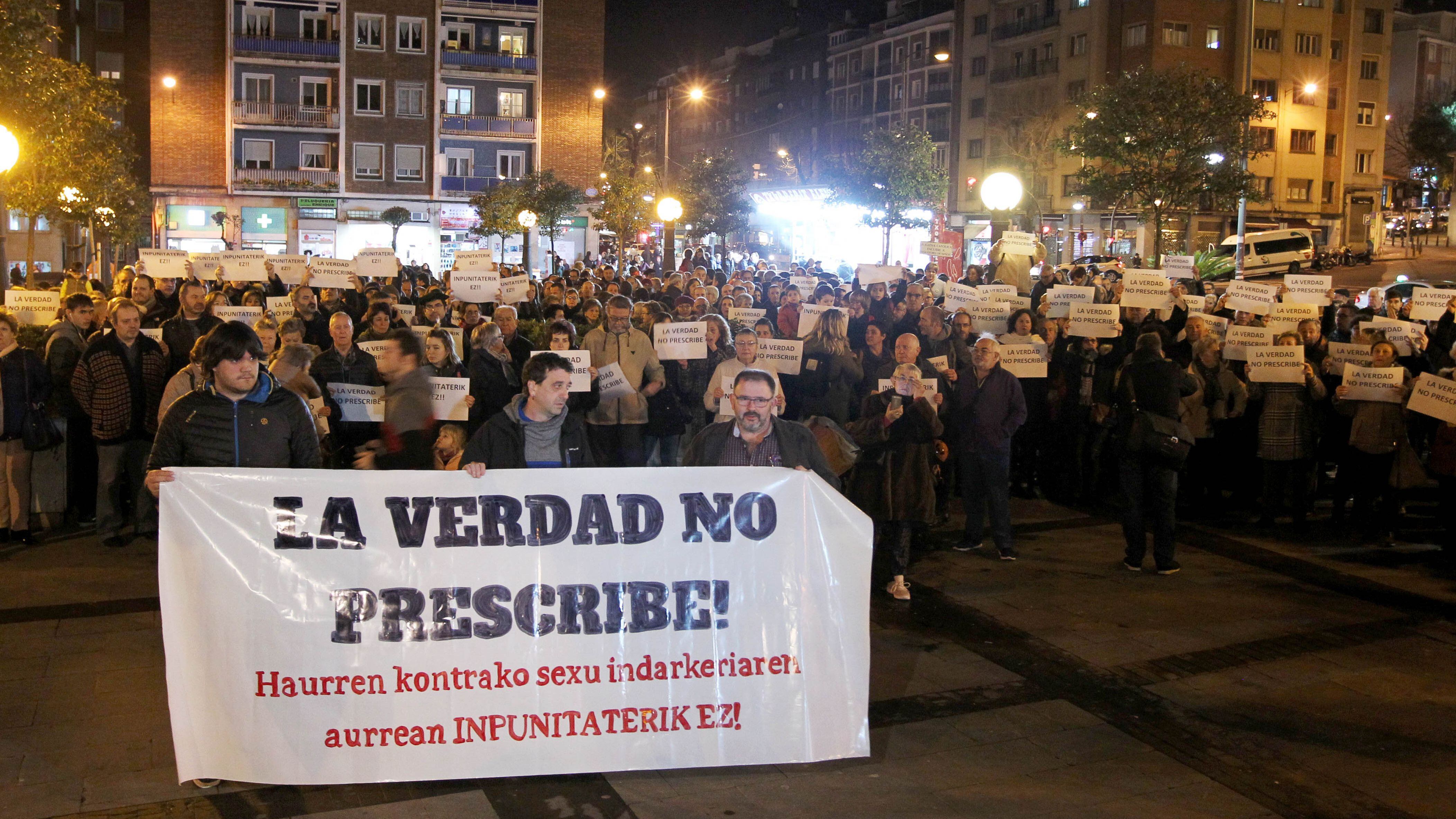 Manifestación vecinal ante el colegio de los salesianos de Deusto, en Bilbao, en febrero de 2019, después de que EL PAÍS revelara abusos de menores en ese centro.