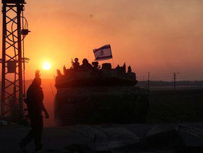 Soldados israelís en un tanque en la franja de Gaza , Israel, el 12 de octubre de 2023.