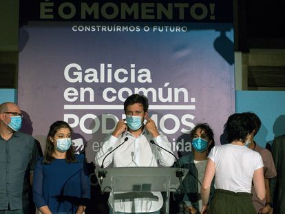 Antón Gómez Reino, junto a otros miembros de la formación, tras conocer el resultado en las elecciones gallegas el domingo en la sede de la coalición en Santiago de Compostela.