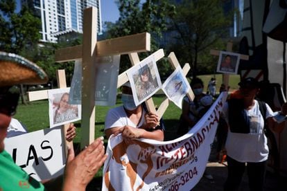 Protestas en el exterior de la convención anual de la Asociación Nacional del Rifle (NRA) con fotos de asesinados en la matanza de Uvalde.