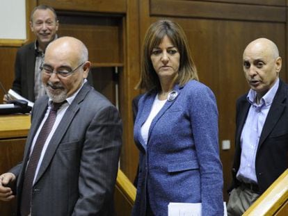 José Antonio Pastor, Idoia Mendia, y Rodolfo Ares, en el Parlamento vasco minutos antes de defender la reforma de la LTH