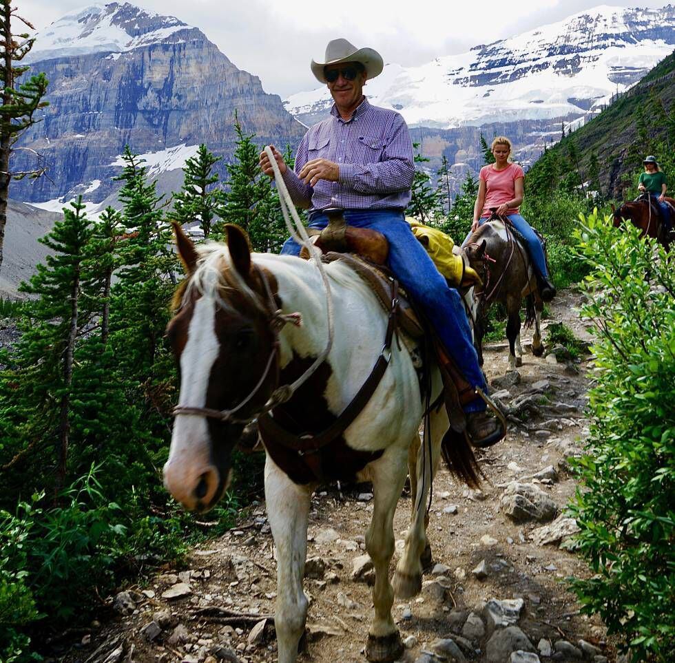Excursión a caballo de regreso al lago Louise desde la Llanura de los Seis Glaciares, en el Parque Nacional de Banff.
