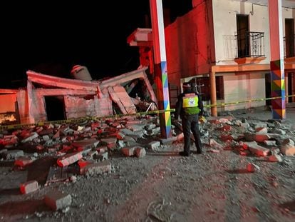 Un policía frente a la bodega de pirotecnia donde ocurrió la explosión, en Tepeyahualco, en el Estado de Puebla, el 13 de diciembre, en una imagen compartida en redes sociales.